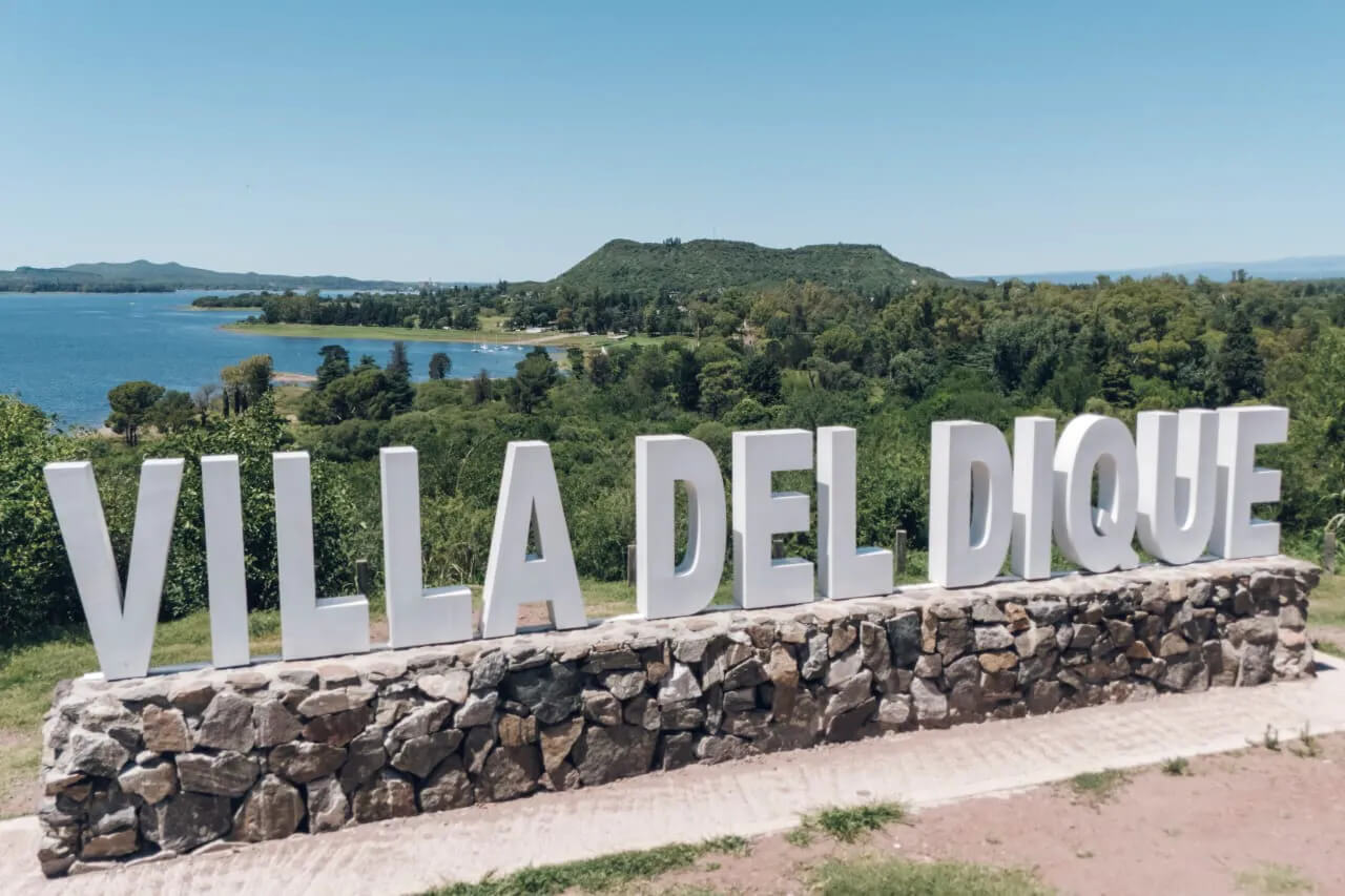 Cartel icónico de Villa del Dique con vista al lago