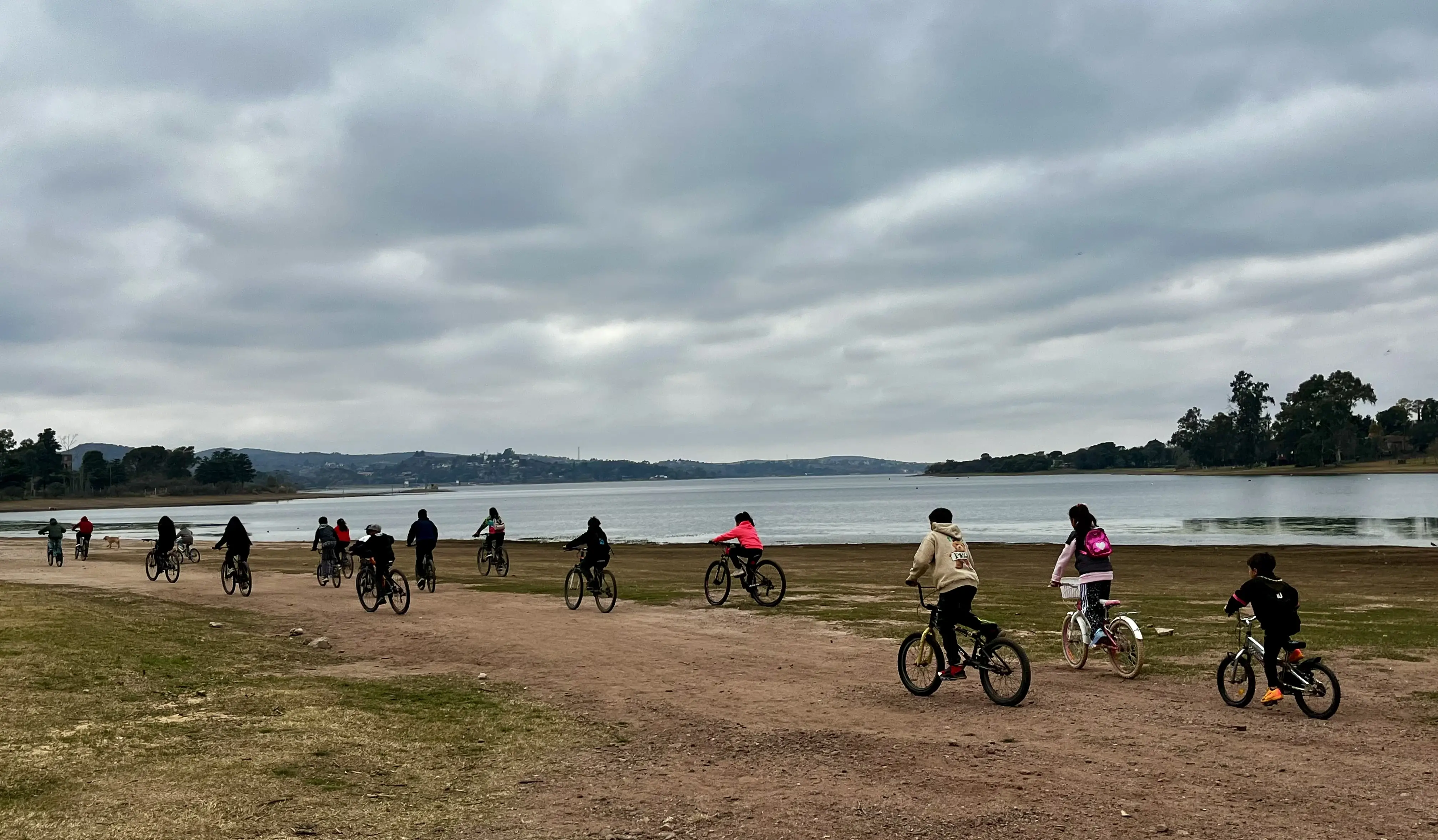 Circuitos en Bicicleta - Grupo de ciclistas junto al lago