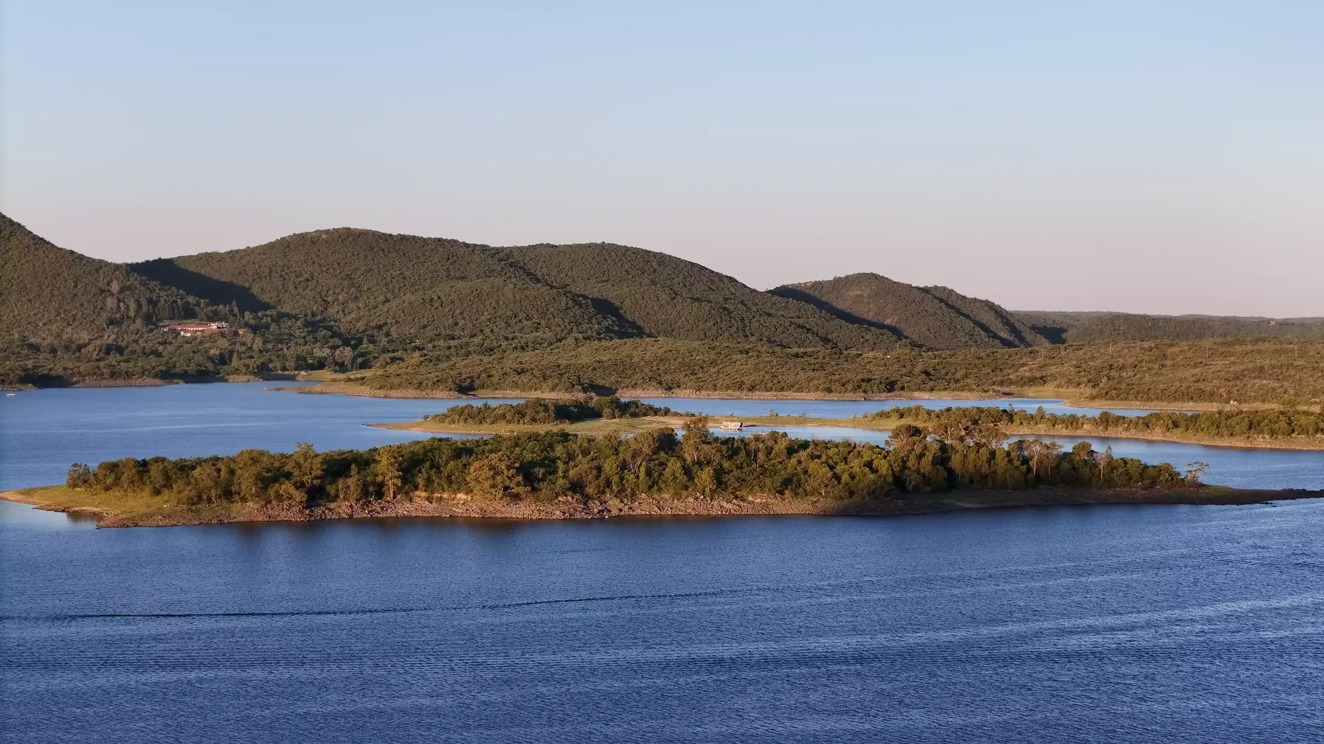 Circuito del Perilago - Vista panorámica del embalse con islas
