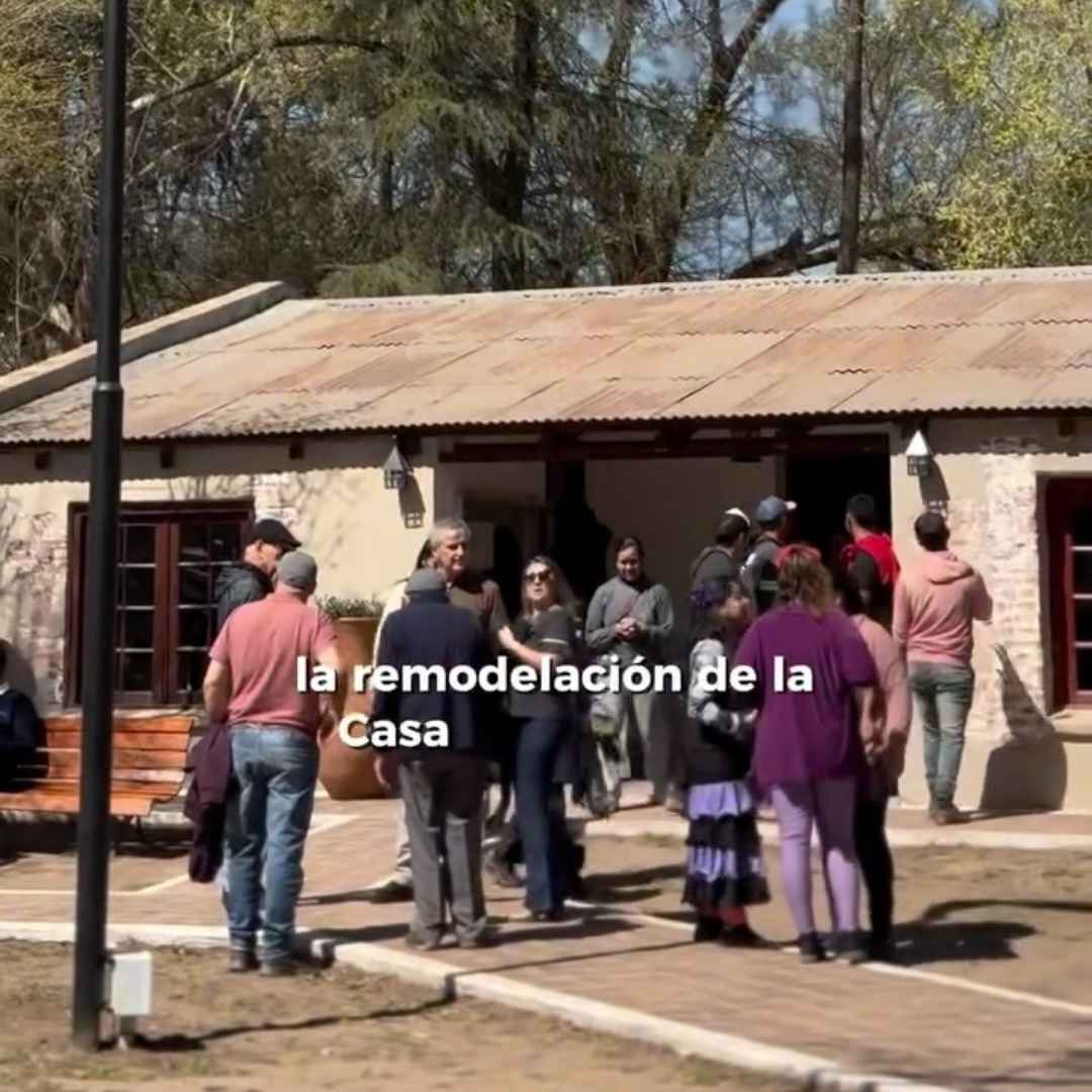 Inauguración del Polo Cultural de Villa del Dique con vecinos visitando la Casa de la Cultura