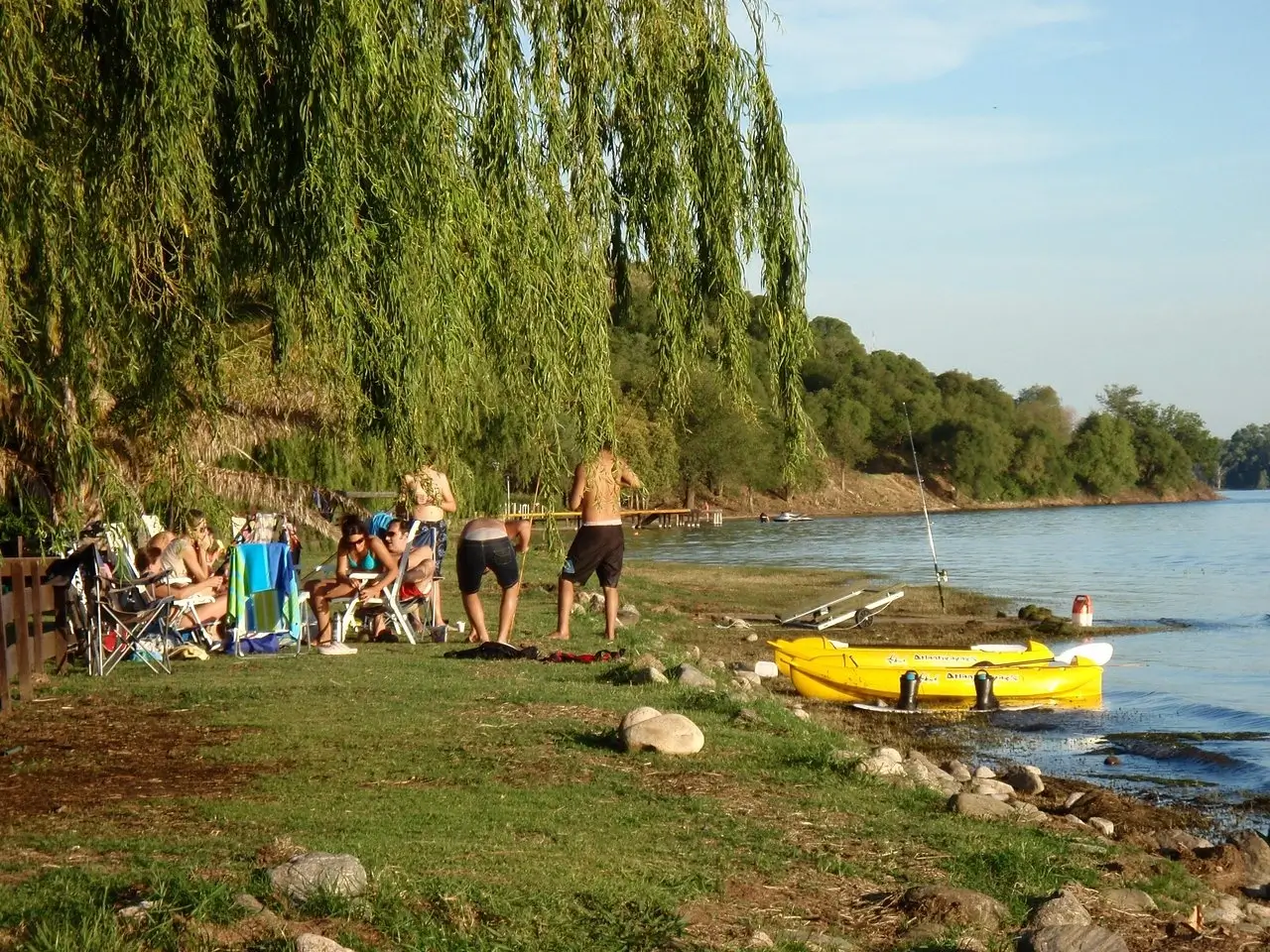 Tarde de verano en el lago - Familias disfrutando