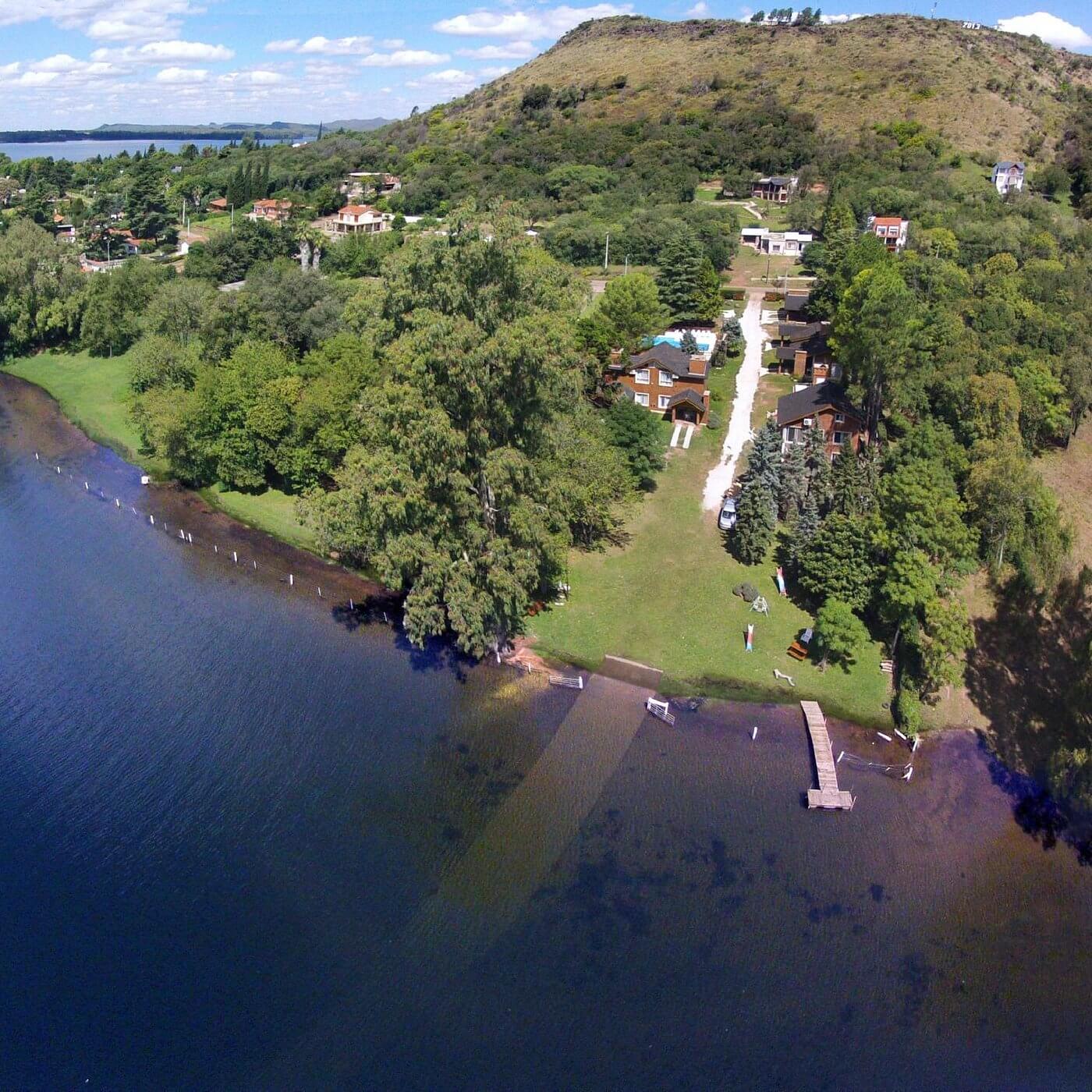 Vista aérea del lago con el Cerro de la Cruz